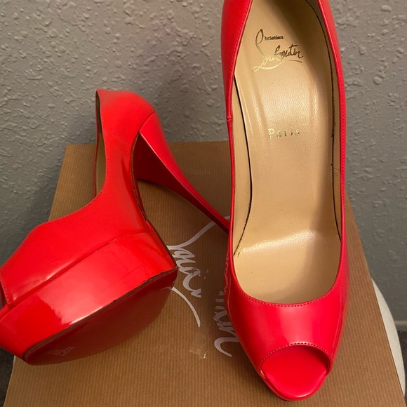Christian Louboutin pink patent leather lady peep toe platform heels (size 42) - Picture 6 of 7